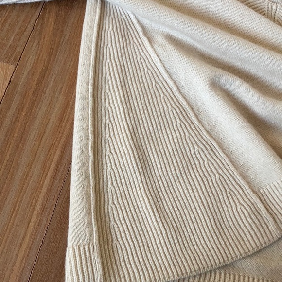 Donna Karan Collection V Neck Cashmere Sweater- … - Picture 8 of 9